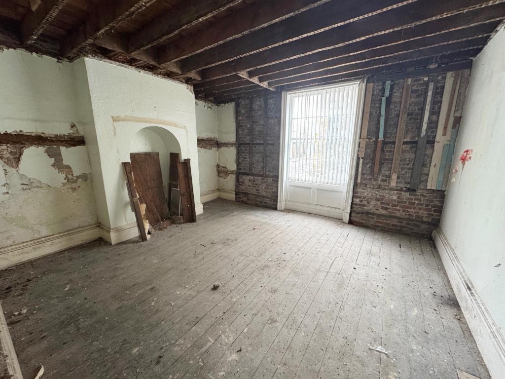 Lot: 55 - DOUBLE FRONTED PERIOD BUILDING IN CITY LOCATION WITH PLANNING FOR TWO STOREY EXTENSION - Ground floor room 2